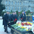 Народники Керчи возложили цветы к памятным мемориалам воинам-освободителям